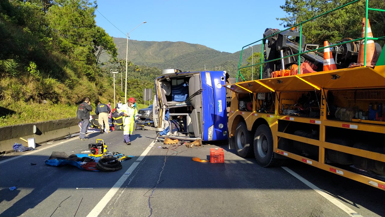 Acidente com ônibus que ia para Jaraguá do Sul deixa ao menos dois mortos