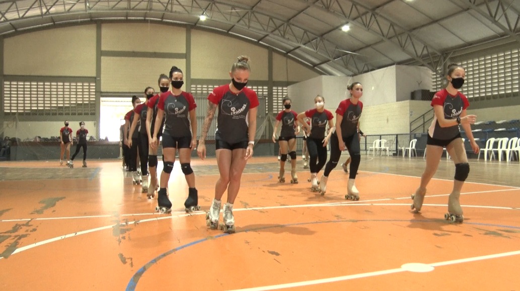 Atletas catarinenses fazem campanha para irem ao Mundial de patinação artística