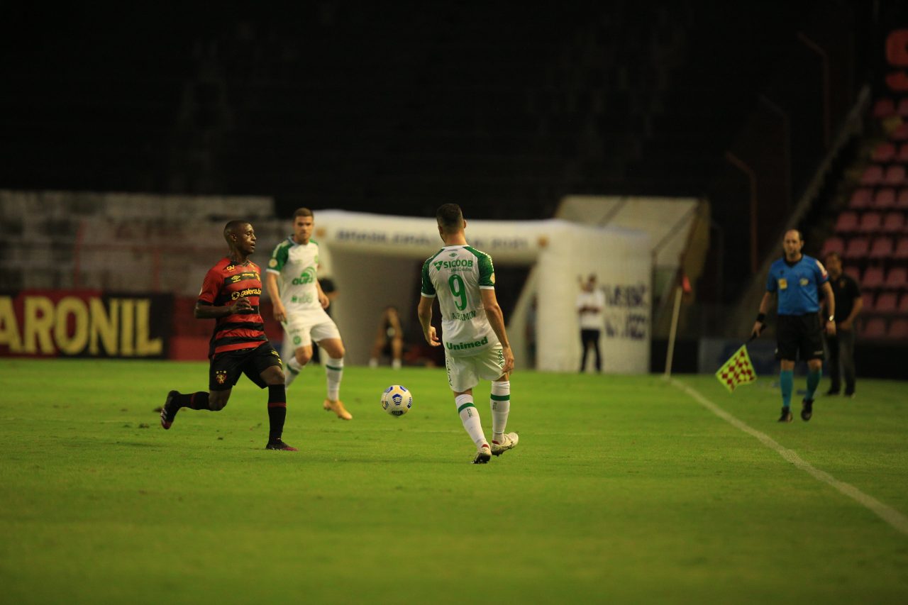 Chapecoense e Sport empatam sem gols na Ilha do Retiro