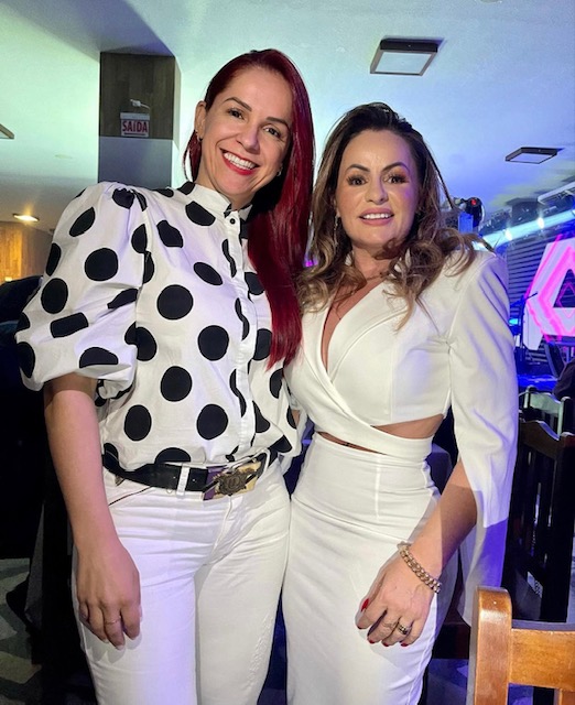 Daiani Lessa e Jady Ferreira, amigas de longa data em momento de celebração!