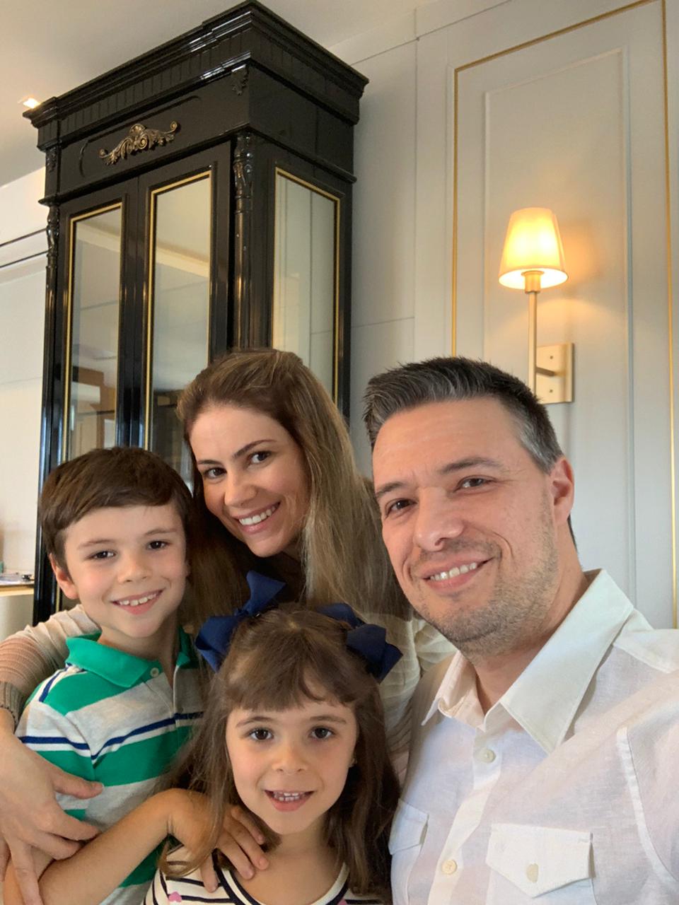 Dermatologista Eduardo Martins e a esposa Fernanda em momento família.