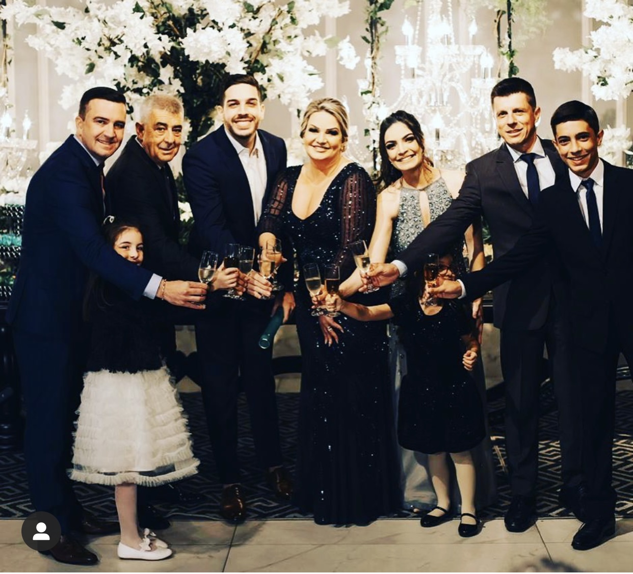 Empresário içarense Donizete da Rosa, com a linda família, na celebração da formatura em Medicina do filho Donizete Júnior.