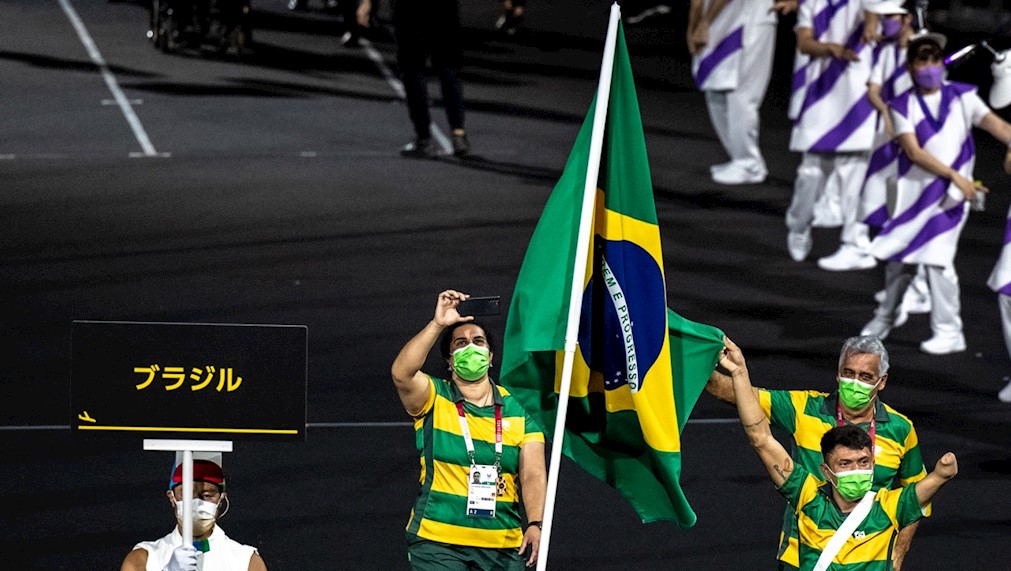 Evelyn Oliveira e Petrúcio Ferreira carregam a bandeira do Brasil na abertura dos Jogos Paralímpicos. Foto Miriam Jeske | CPB