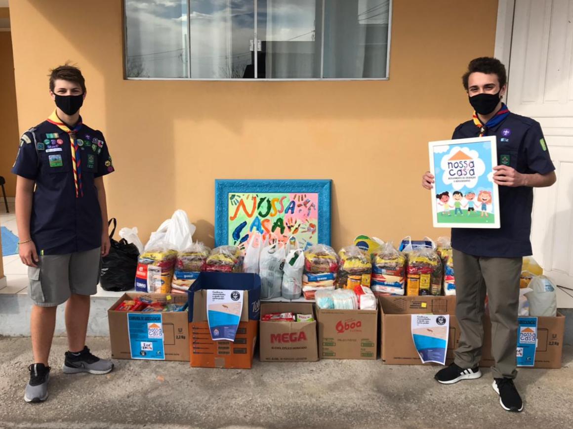 Lorenzo e Vinicius, integrantes da Tropa Sênior do grupo de Escoteiro Tangará, na entrega da Campanha para Nossa Casa. Foram diversos mantimentos, produtos de higiene, roupas e calçados e um cheque de R$400,00. Gratificante divulgar ações do esforço e dedicação dessa juventude!