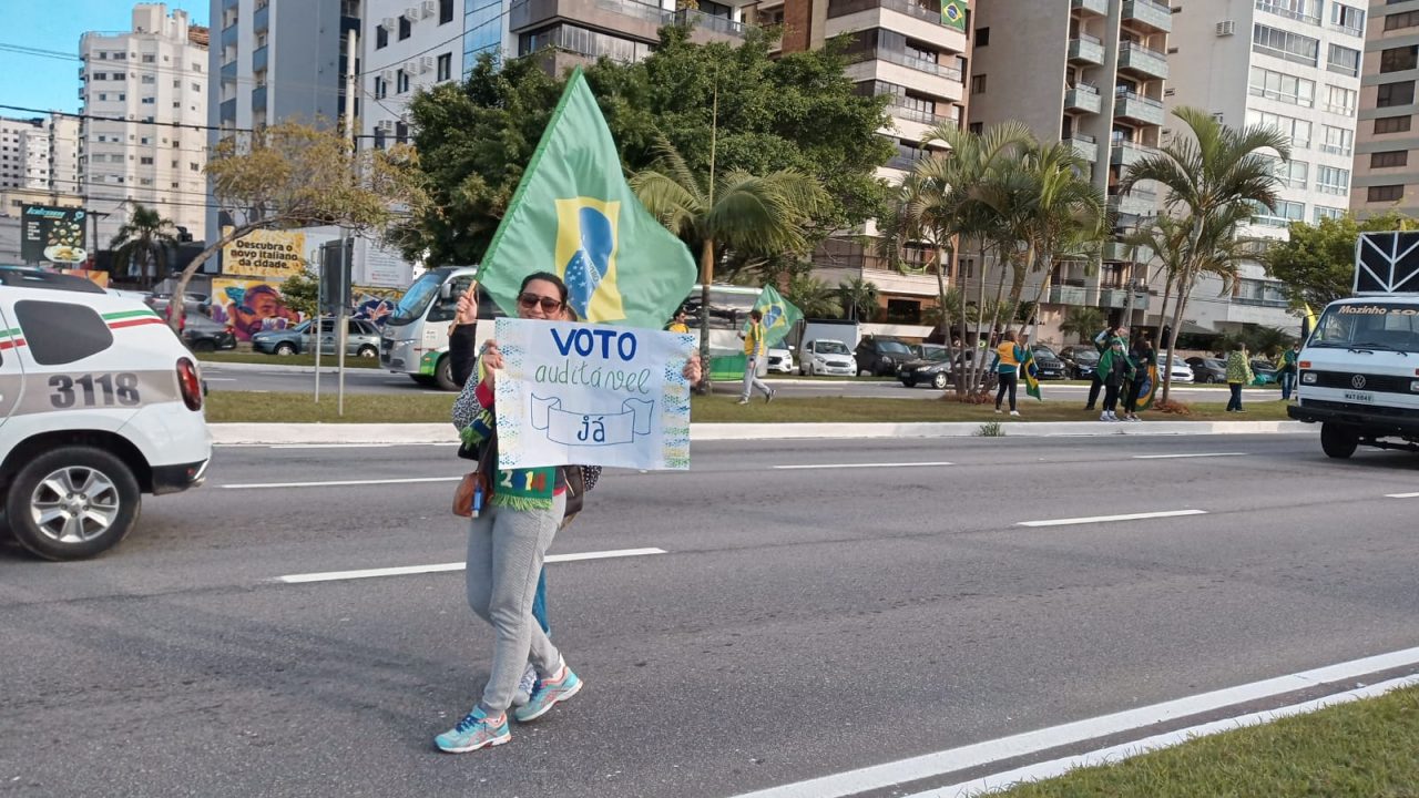 Manifestação na Beira-Mar Norte, em Florianópolis. Foto: Arliss Amaro / SCC SBT