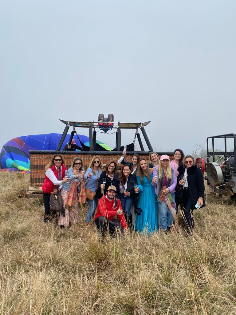 Time de criciumenses cicereoneadas pela Aninha Fermo fazendo com segurança o famoso passeio de Balão em Praia Grande com a equipe Canyon e Perau.