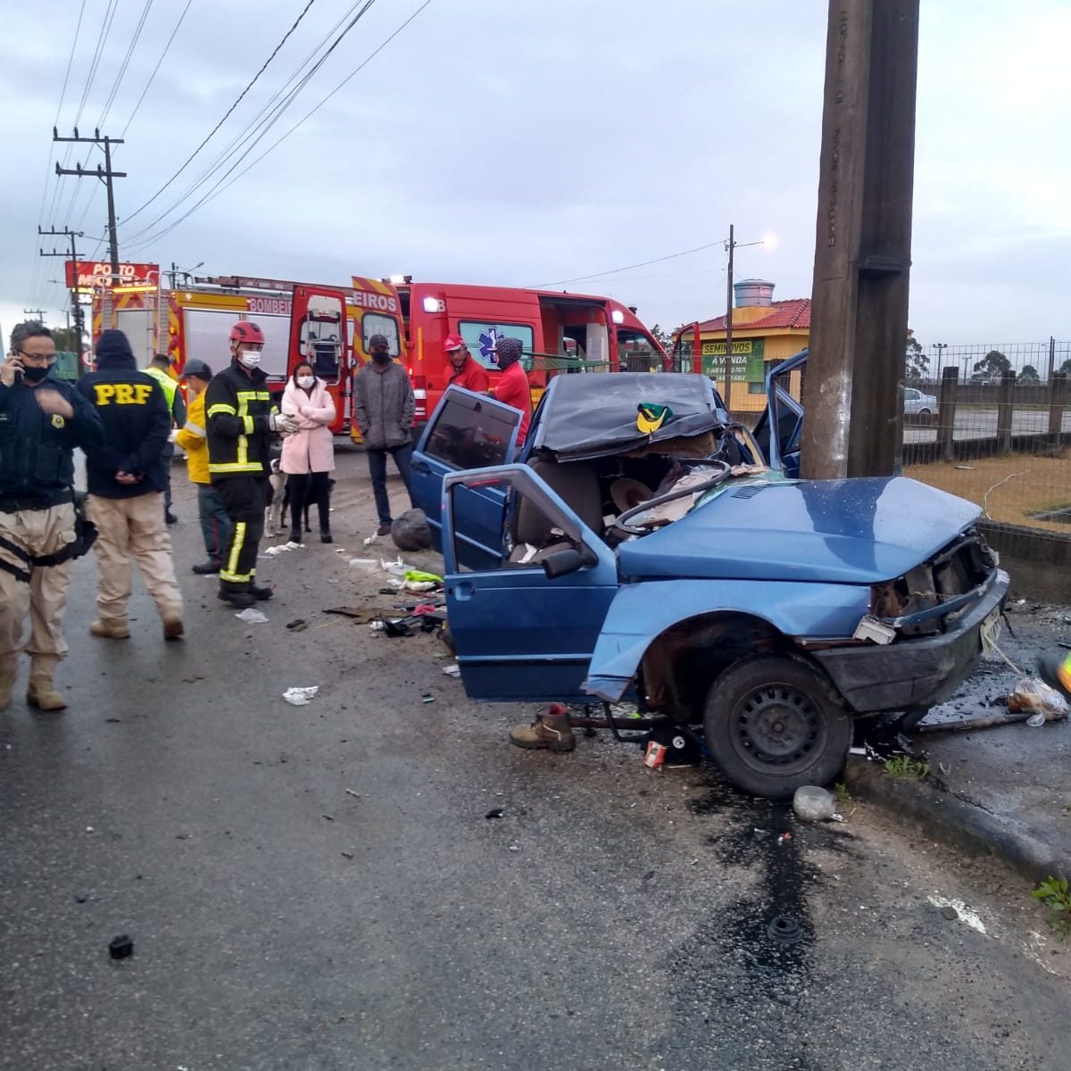 Carro parte ao meio depois de bater contra poste em Imbituba