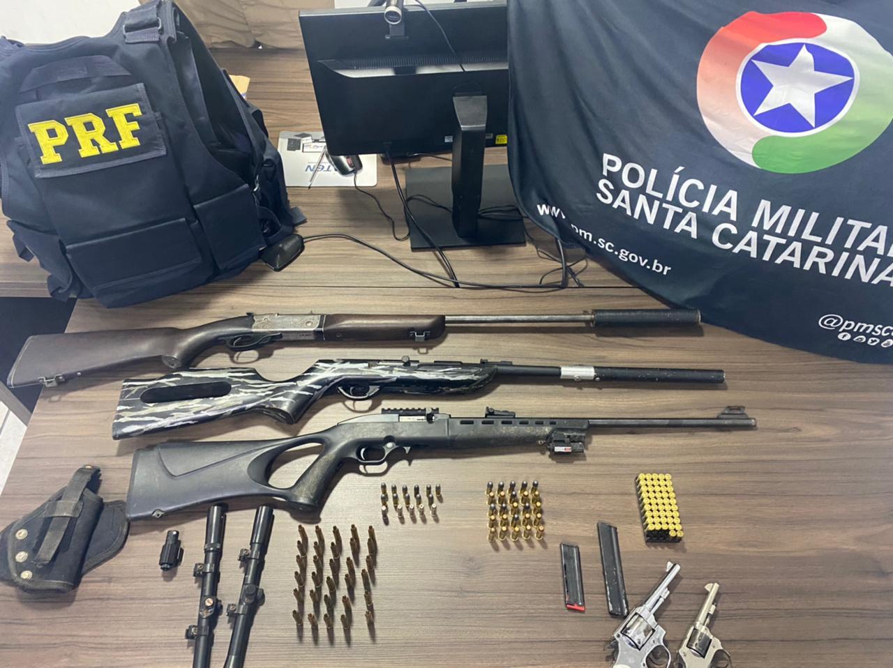 Armas e munições dão apreendidas em Itajaí. Foto: PM, Divulgação