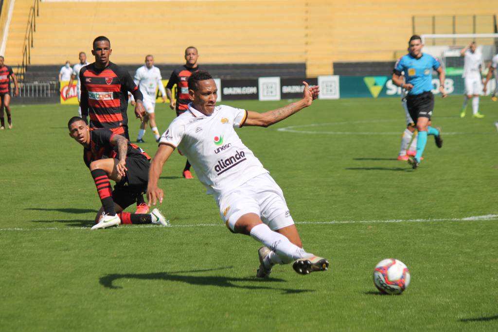 Marcão bate na saída do goleiro no seu primeiro gol da partida. Foto: Celso da Luz/ Assessoria de imprensa Criciúma E.C.
