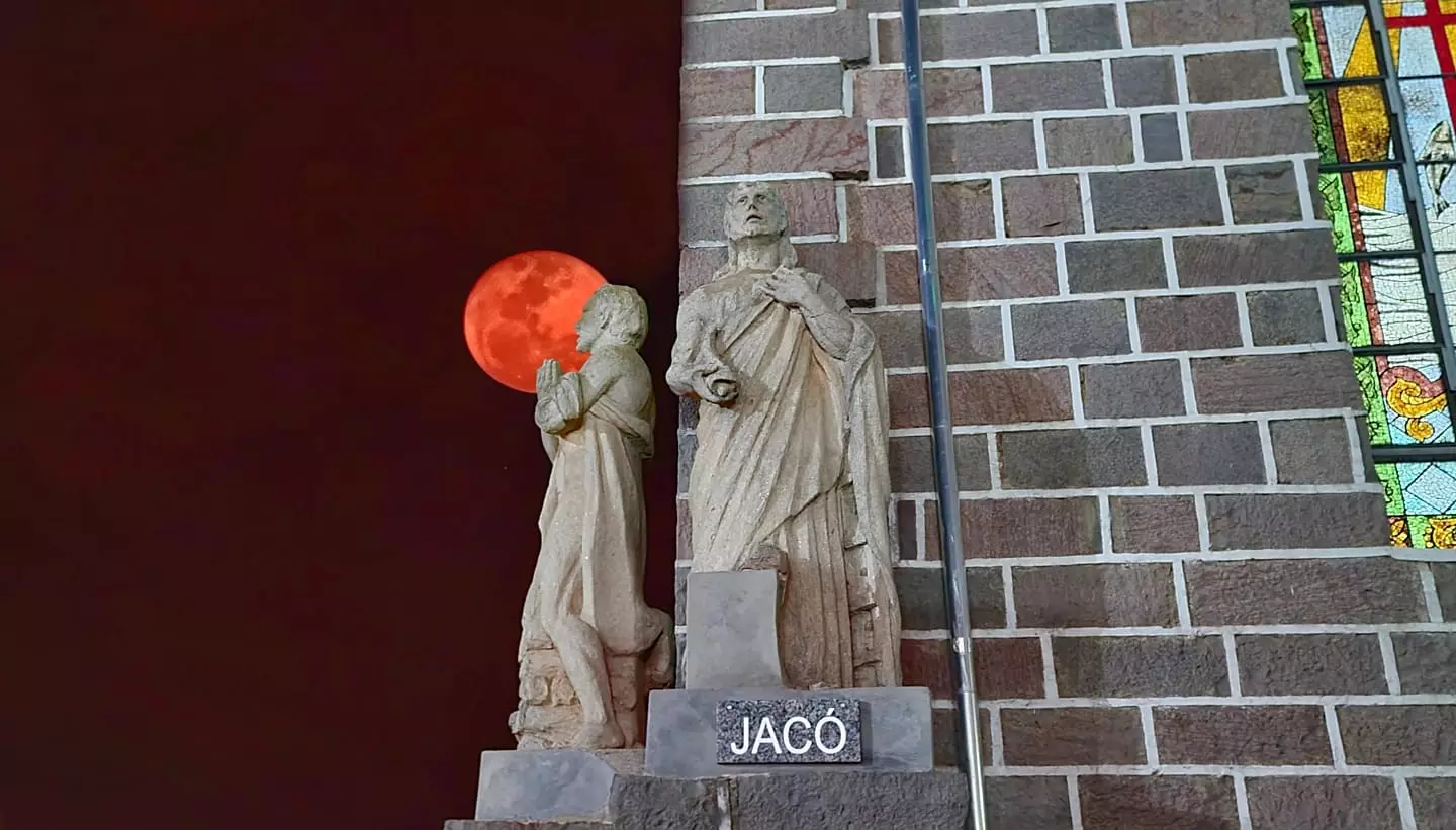 A perspectiva lunar entre as estátuas de Jacó e Isaac na Igreja Matriz de São Joaquim. Foto: Mycchel Legnaghi | São Joaquim Online