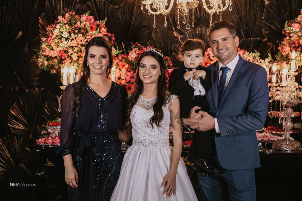 A linda Duda, filha da Melina e Fernando Valvassori, gerente Geral da Caixa Econômica Federal de Urussanga, completa hoje seus 16 Anos. A elegante festa aconteceu recentemente com a produção de Moniki Barcelos.