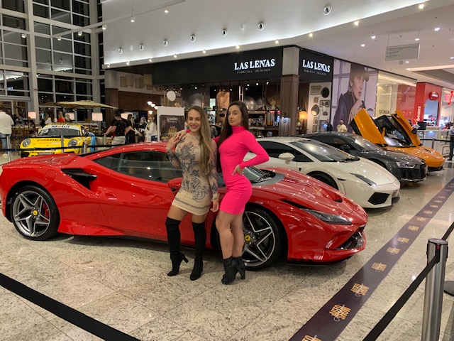 Aimée Freitas e Priscila Feliciano, embelezando o Auto Show, nosso salão do Automóvel sul catarinense atração regional deste final de semana no Nações Shopping.