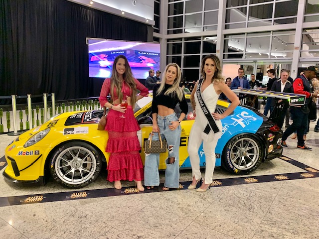 Bruna Nuernberg, Leide Francisconi e a Miss Criciúma Tami, no agito do final de semana no Nações Shopping.
