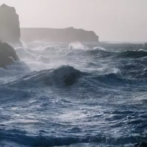 Ciclone extratropical no oceano deixa SC em alerta; saiba mais
