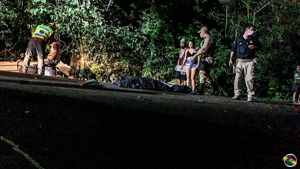 Colisão frontal deixa uma pessoa morta na BR 282