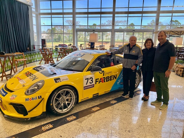 Empresário Jayme Zanatta, um dos nomes mais respeitados no setor empresarial no sul do país, com a esposa Dilza e o filho Edilson Zanatta, passando para conferir a sua homenagem no carro de corrida Porsche Farben Cup.