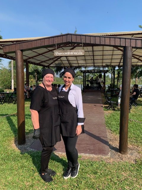 Izolete e Rosana Girardi, mãe e filha, qualificando ainda mais a rota gastronômica de Nova Veneza, com o Sítio Maria Rosa, em São Bento Baixo.