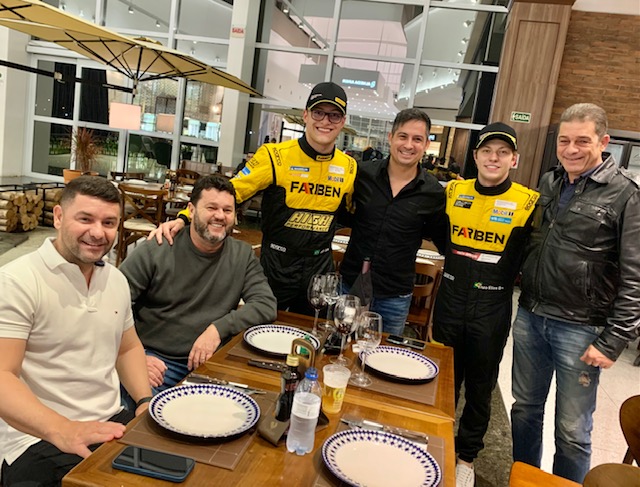 Jeff Giassi e Enzo Elias, pilotos da Porsche Farben Cup, marcando presença na abertura da Exposição Auto Show Nações Shopping com os  amigos Pedro, Felício e Giriba.