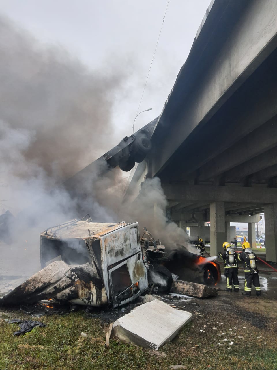 Motorista perde o controle e caminhão pega fogo após cair de viaduto na Grande Florianópolis (5)