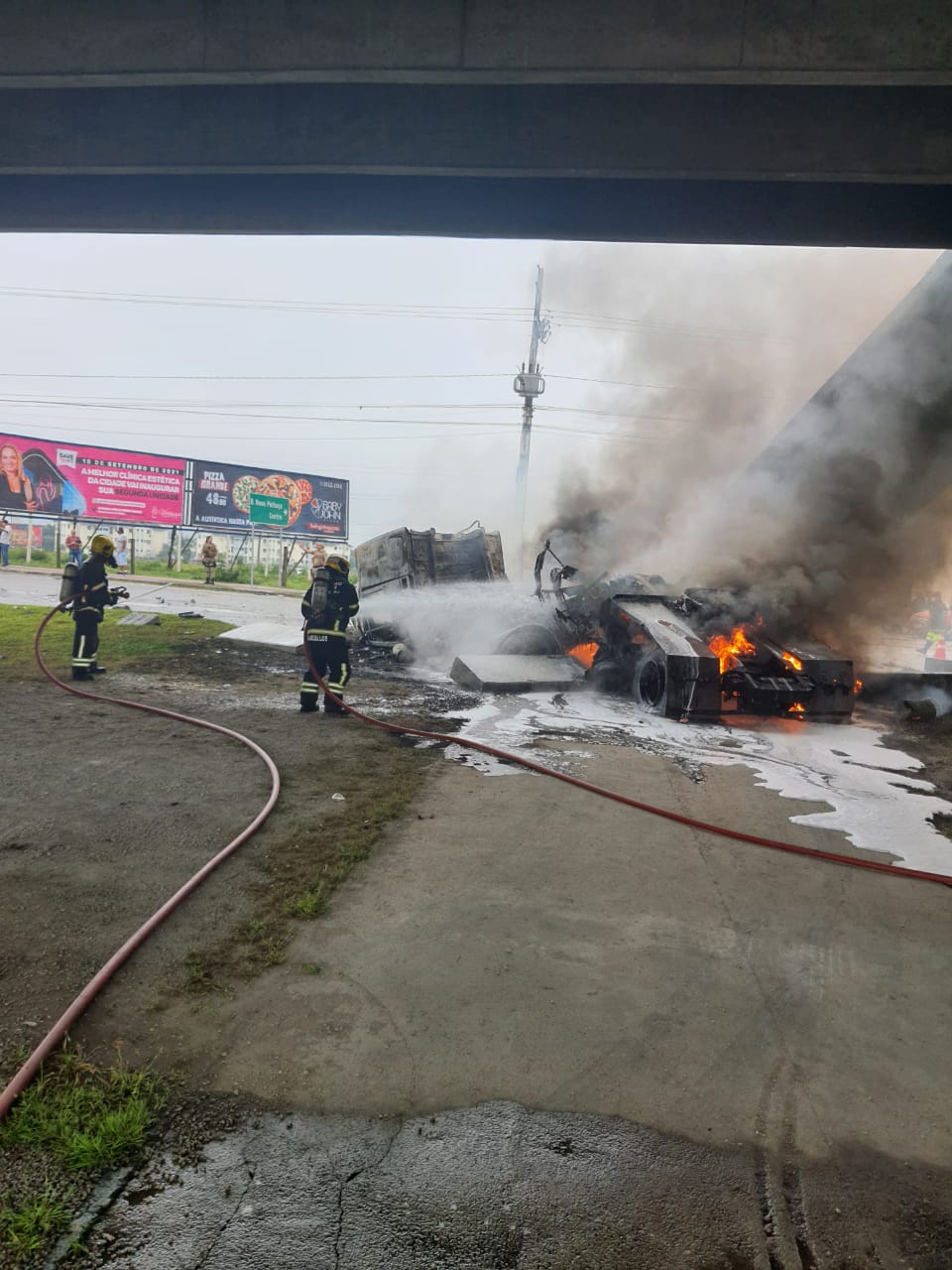 Motorista perde o controle e caminhão pega fogo após cair de viaduto na Grande Florianópolis (5)
