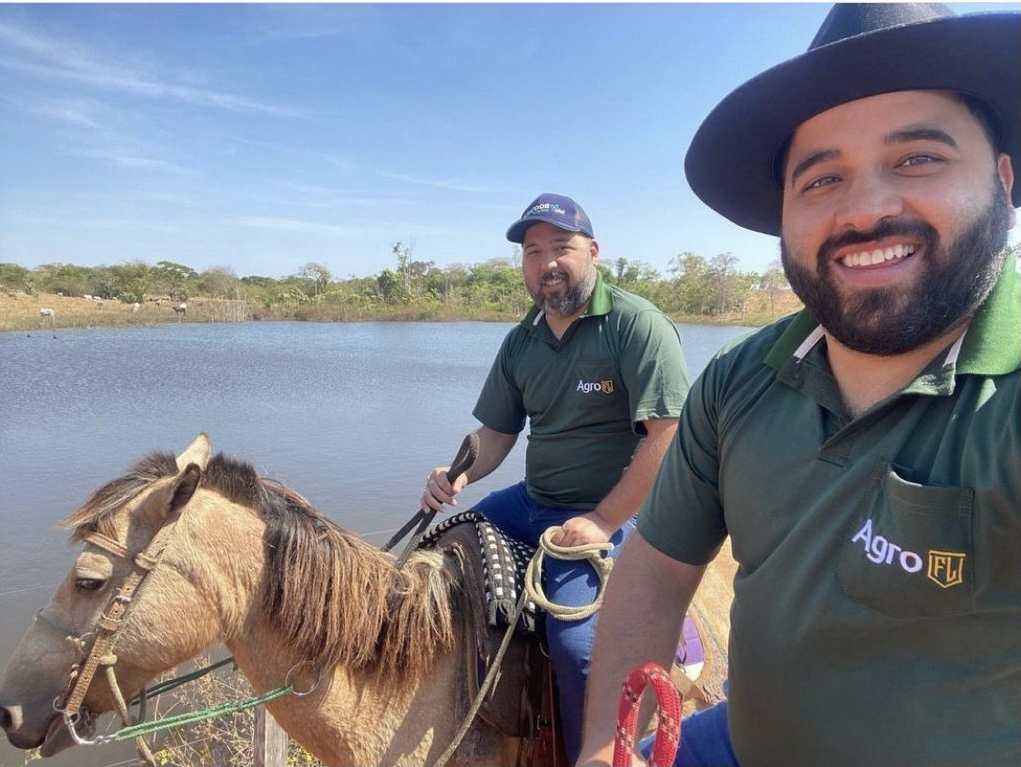 Os irmãos Felipe e Lucas Borges, de volta a cidade após alguns dias em Tocantins, mostraram que além de grandes marketeiros também são fazendeiros. 