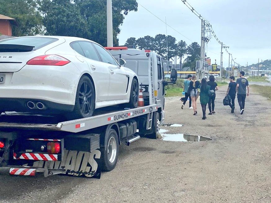 Polícia flagra Porsche a mais de 170km/h em Santa Catarina