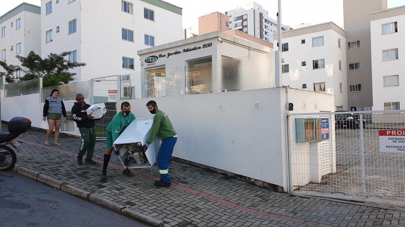 Remoção de volumosos por agendamento (fotodivulgaçãoAdriana BaldissarelliDivulgação ComcapSMMA)