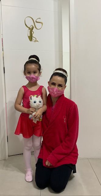 Simone Duarte, mentora do manual da professora SD Ballet infantil, sempre muito atenciosa e carinhosa com as crianças! 