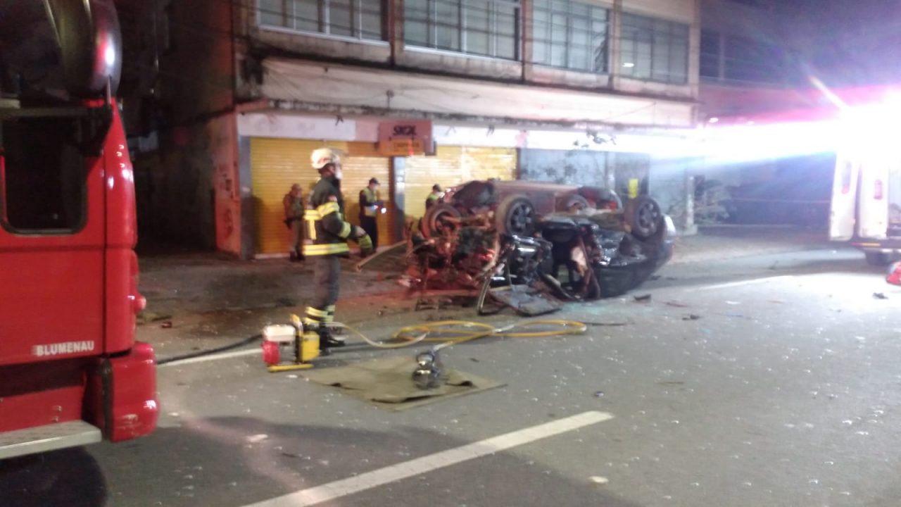 Vídeo mostra capotamento que deixou uma pessoa morta em Blumenau (2)