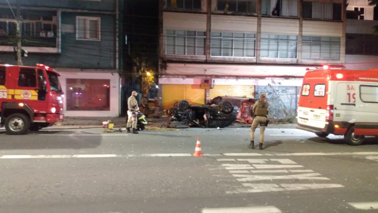 Vídeo mostra capotamento que deixou uma pessoa morta em Blumenau (2)