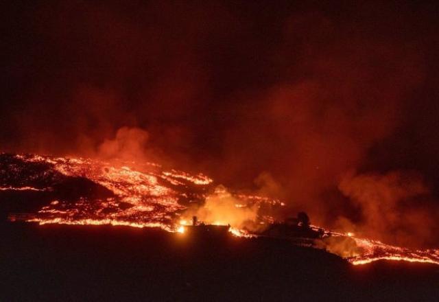 Vulcão ativo desde o último domingo entrou em uma nova fase explosiva | Via: Reprodução| Twitter | Via: SBT News