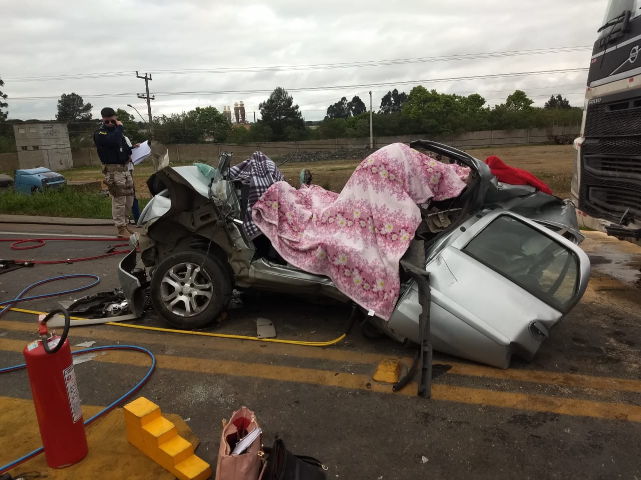 duas mulheres morrem. carro prensado entre carretas