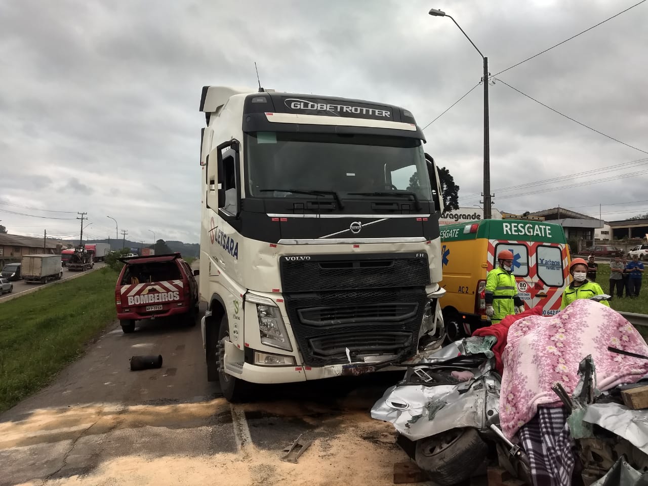 duas mulheres morrem. carro prensado entre carretas