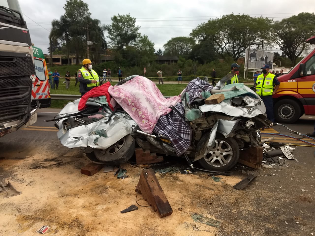 duas mulheres morrem. carro prensado entre carretas