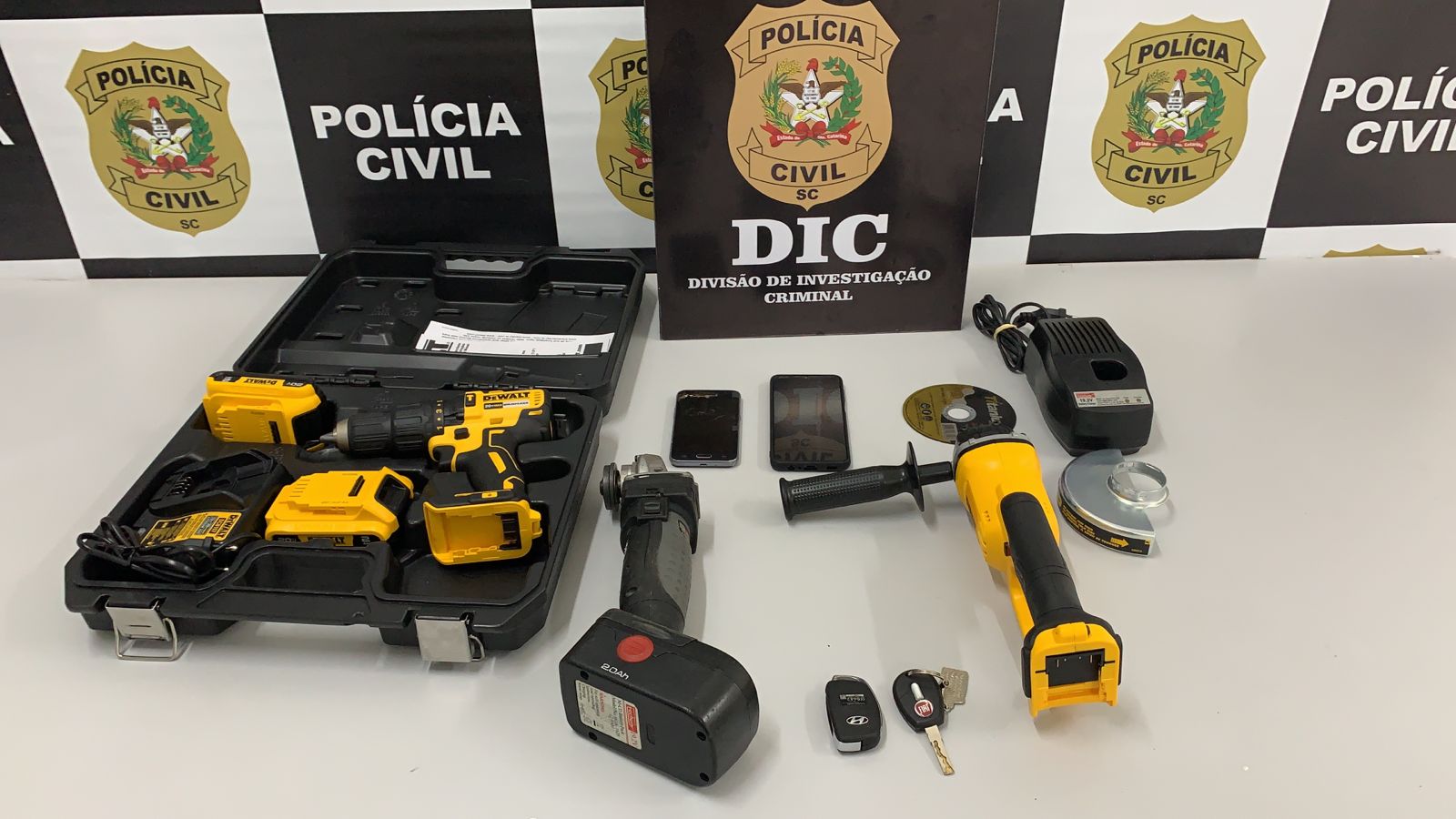 Com o investigado foram apreendidas ferramentas para a prática dos crimes, além de dois carros. Foto: Polícia Civil, Divulgação 
