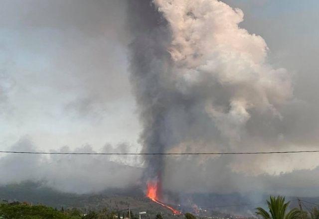 Complexo vulcânico de Cumbre Vieja não entrava em erupção desde 1971 | Reprodução/Twitter HendrikThoma | Via: SBT News