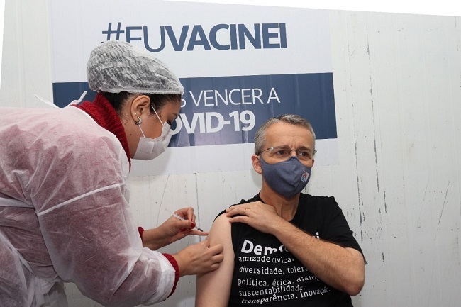 prefeito de Blumenau recebe vacina contra a covid