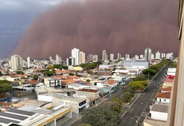 Tempestade registrou rajadas de vento de 92,7 km/h | Reprodução/Twitter claremibueloni

