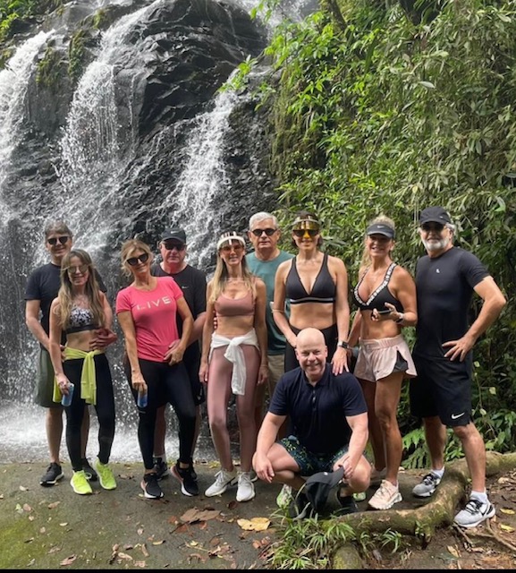 Time forte do sul maravilha em tour por Angra dos Reis, entre os casais Eduardo Moreira e Nicole Torret, Tuca e Mário Schlickmann, Luiz Antônio Souza e Valéria.