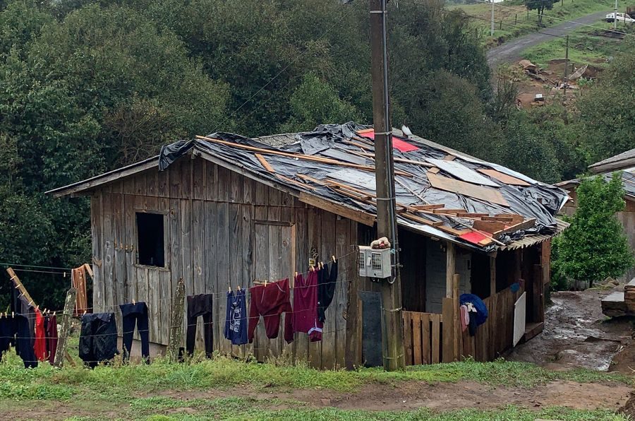 Moradores de São Cristóvão do Sul trabalham para proteger casas após estragos causados por chuva de granizo. Foto: Schaina Marcon | SCC SBT