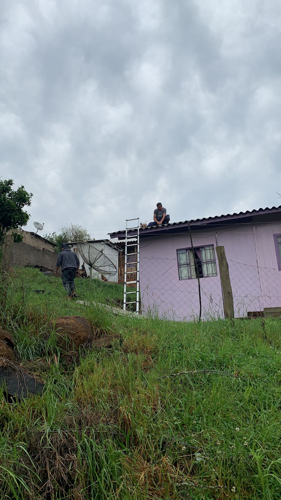 Moradores de São Cristóvão do Sul retiram lonas e telhas. Foto: Schaina Marcon | SCC SBT