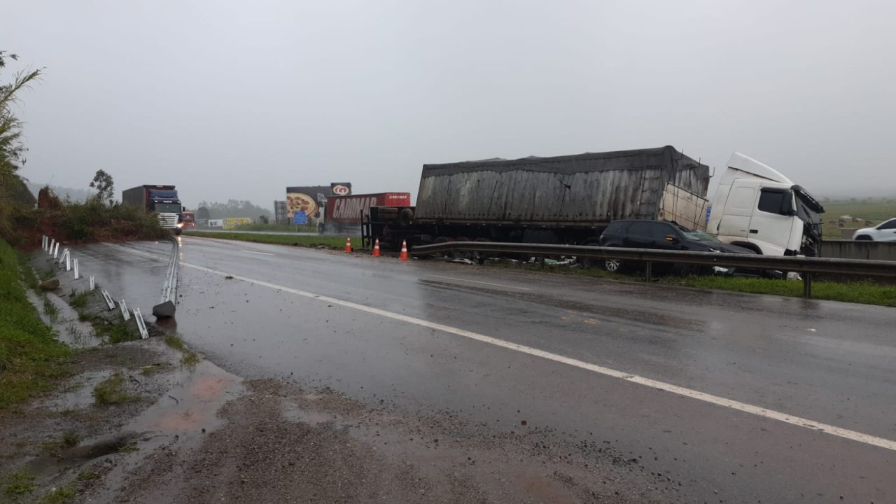 Barreira desmorona na BR-101, em Imbituba..