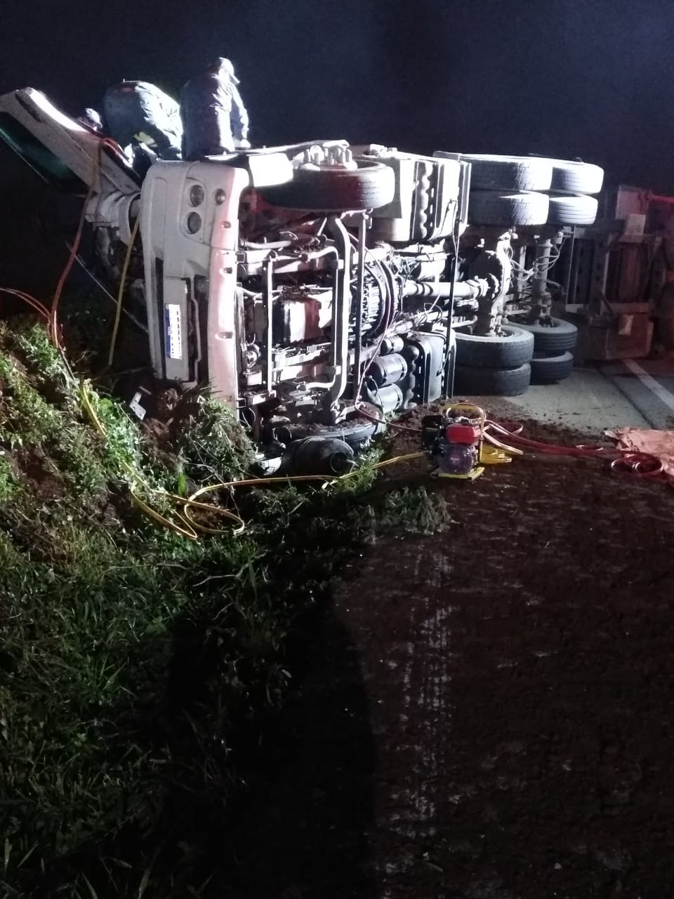 Caminhoneiro passa quatro horas preso às ferragens até ser resgatado em SC