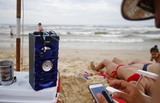 Uso de caixinhas de som está proibido nas praias de Florianópolis. - Foto: Divulgação
