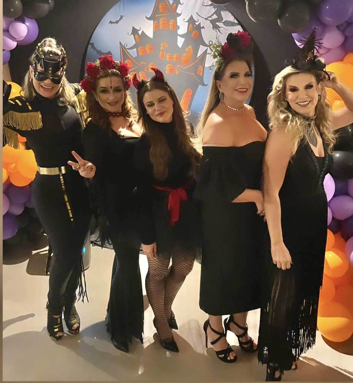 Élida Feltrin, anfitriã Irene Serafim, Júlia Feltrin, Vera Olivo e Eliane Giassi, na festa Halloween que movimentou a Vila Suíça no sábado.