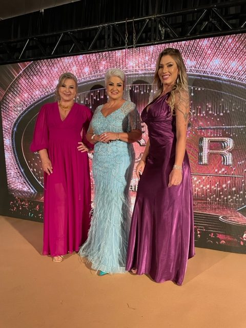 Fátima Menegalli, Ivete Rodrigues e a modelo e influenciadora Wal Pimenta, na noite de gala do Oscar Fashion em Araranguá.