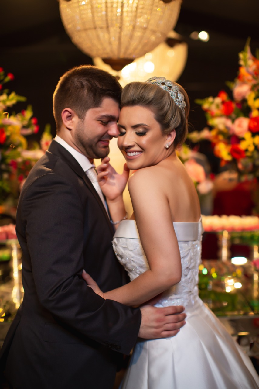 Jordana Panatto e Gustavo Zilli, comemorando em alto estilo a união no badalado Clube Alvorada de Turvo, pertencente à família Zilli. 