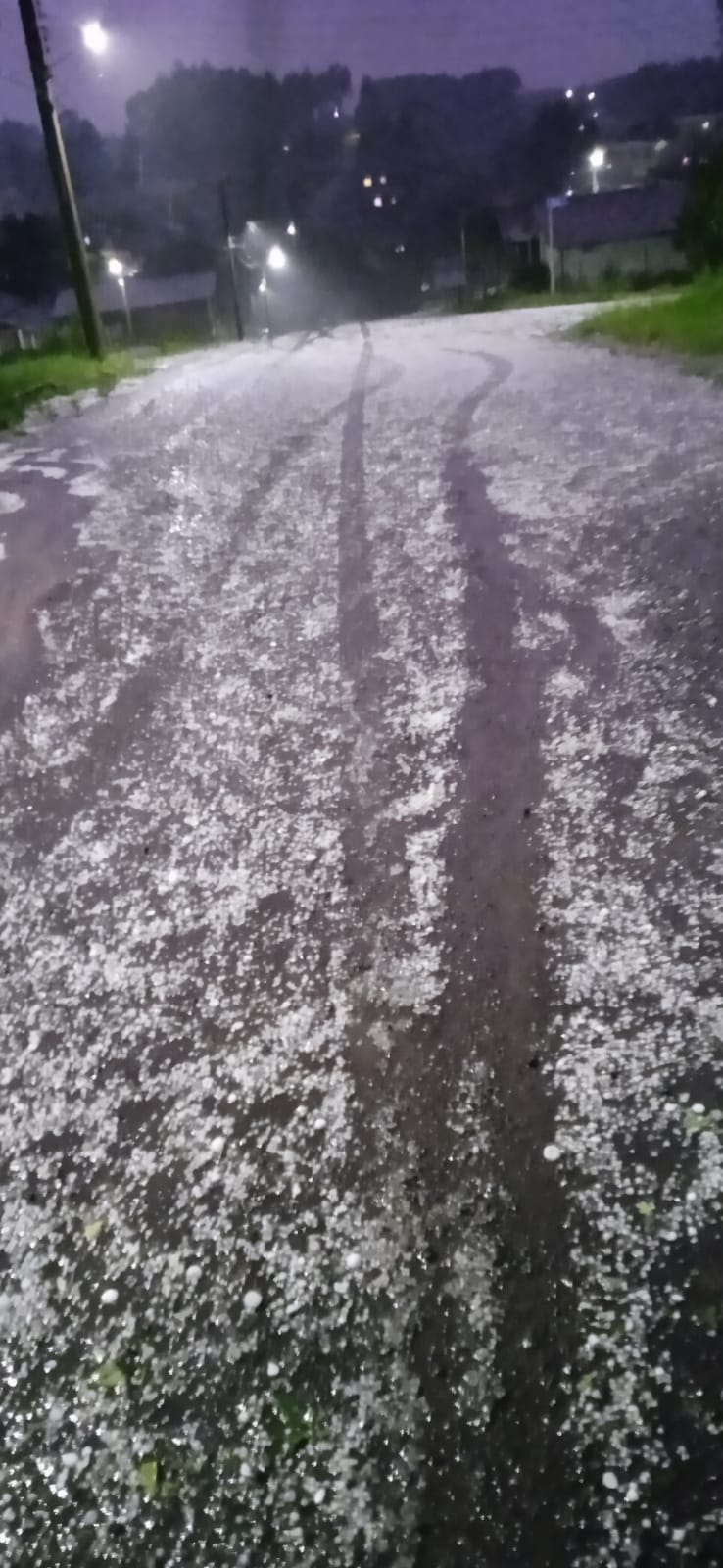 Moradores de São Cristóvão do Sul retiram lonas e telhas. Foto Schaina Marcon SCC SBT