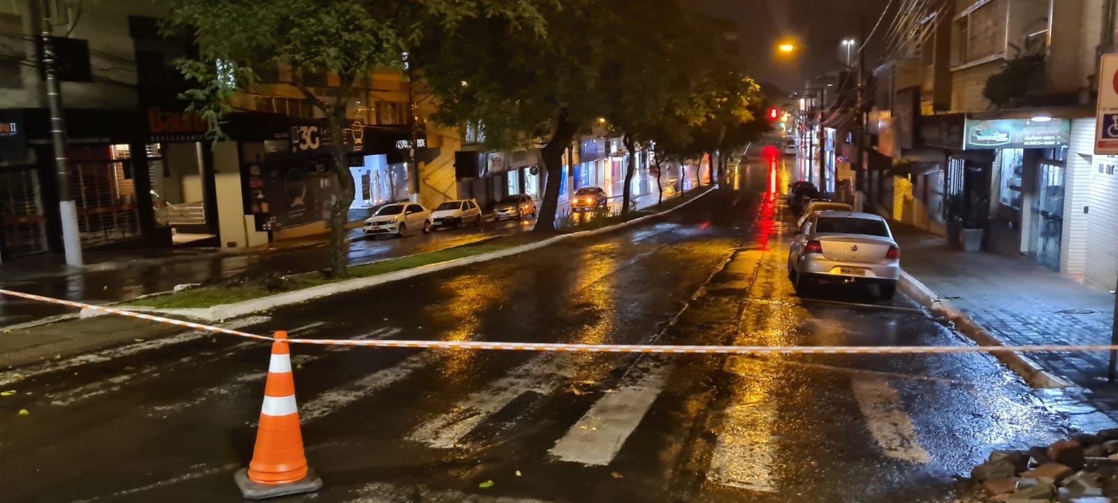 Pessoas são resgatadas após ficarem ilhadas em carros em Chapecó 3