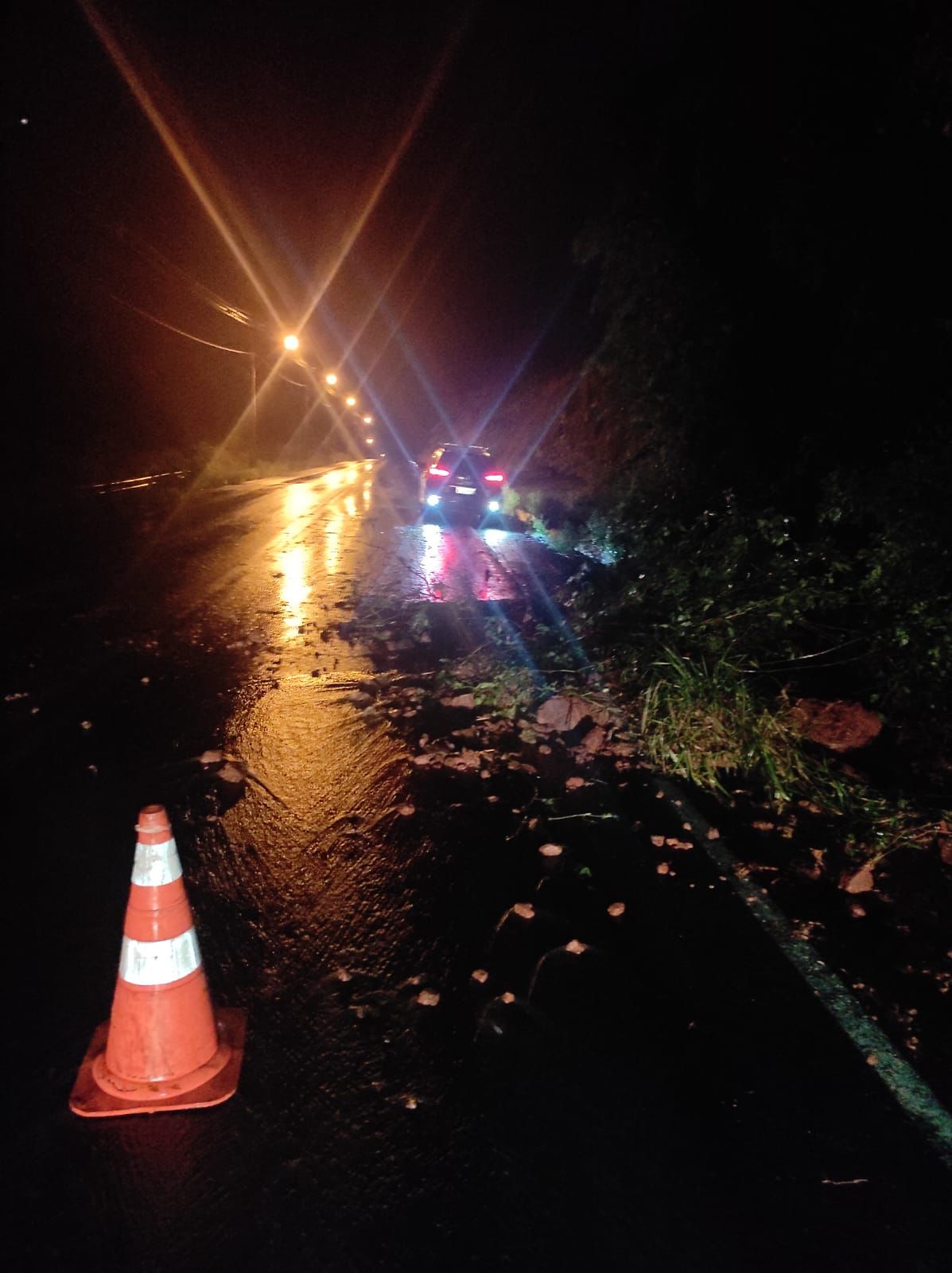 Pessoas são resgatadas após ficarem ilhadas em carros em Chapecó 3